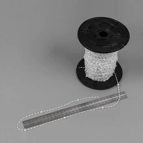 What are the main characteristics of the polyoxymethylene (POM) material used in C-type bottom chains?