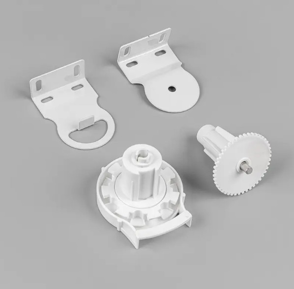 What is the role of POM (polyoxymethylene) material in the 28MM universal clutch?